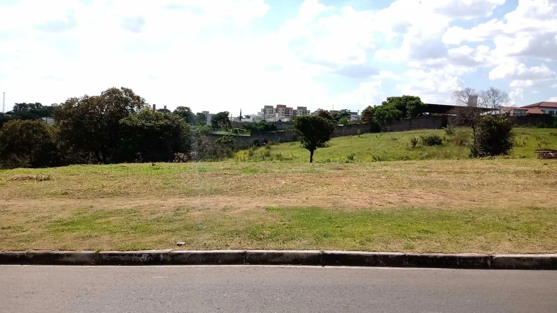 Terreno em Bairro para Venda