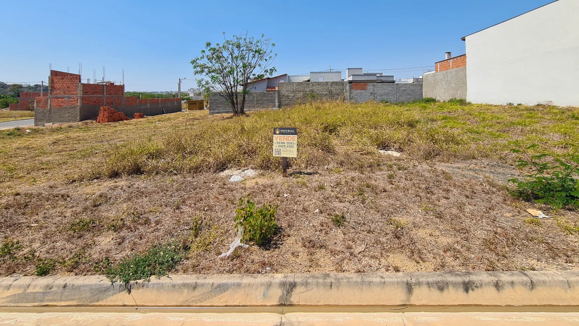 Terreno em Bairro para Venda