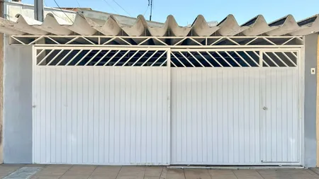 Casa em Bairro para Venda