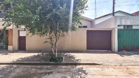 Casa em Bairro para Venda