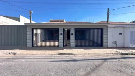 Casa em Bairro para Venda