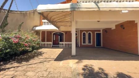 Casa em Bairro para Venda