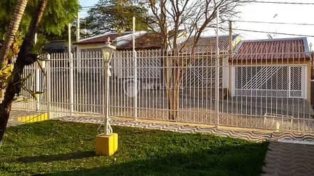 Casa em Bairro para Venda