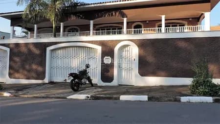 Casa em Bairro para Venda