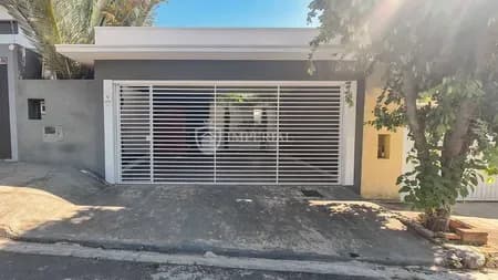 Casa em Bairro para Venda ou Aluguel