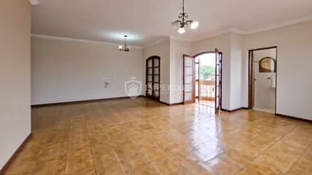 Casa em Bairro para Aluguel