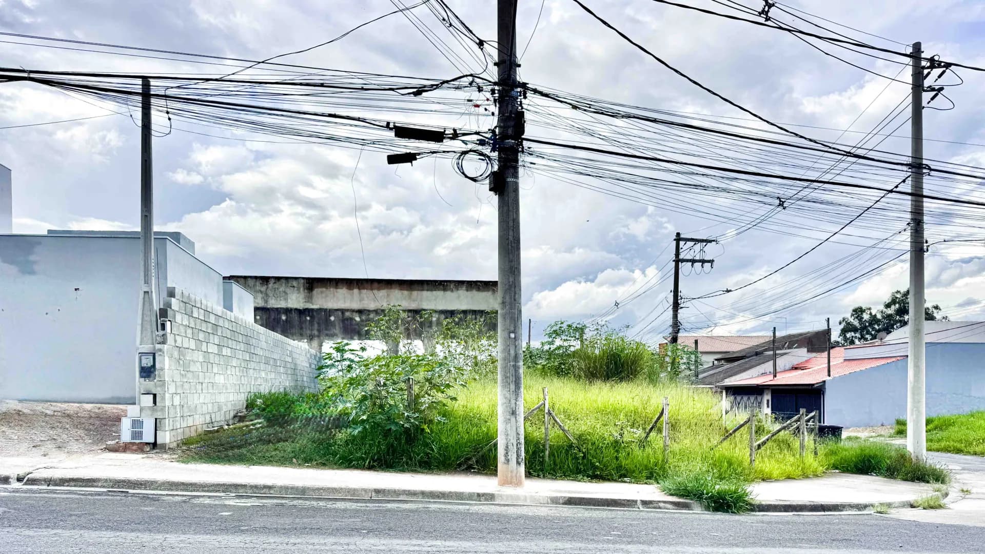 Terreno em Bairro para Venda